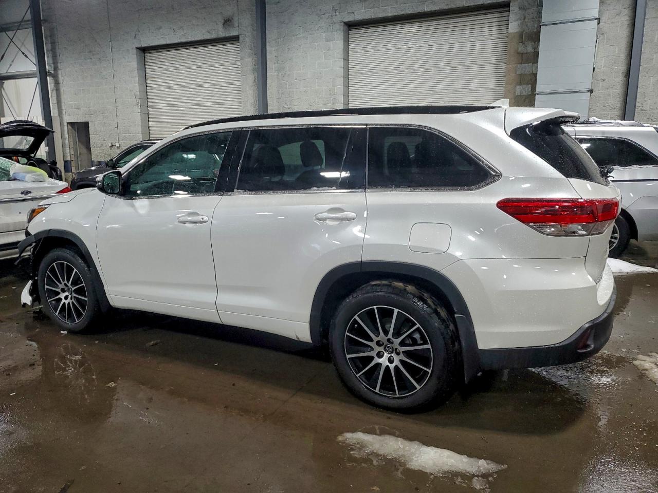 2017 TOYOTA HIGHLANDER SE photo 2