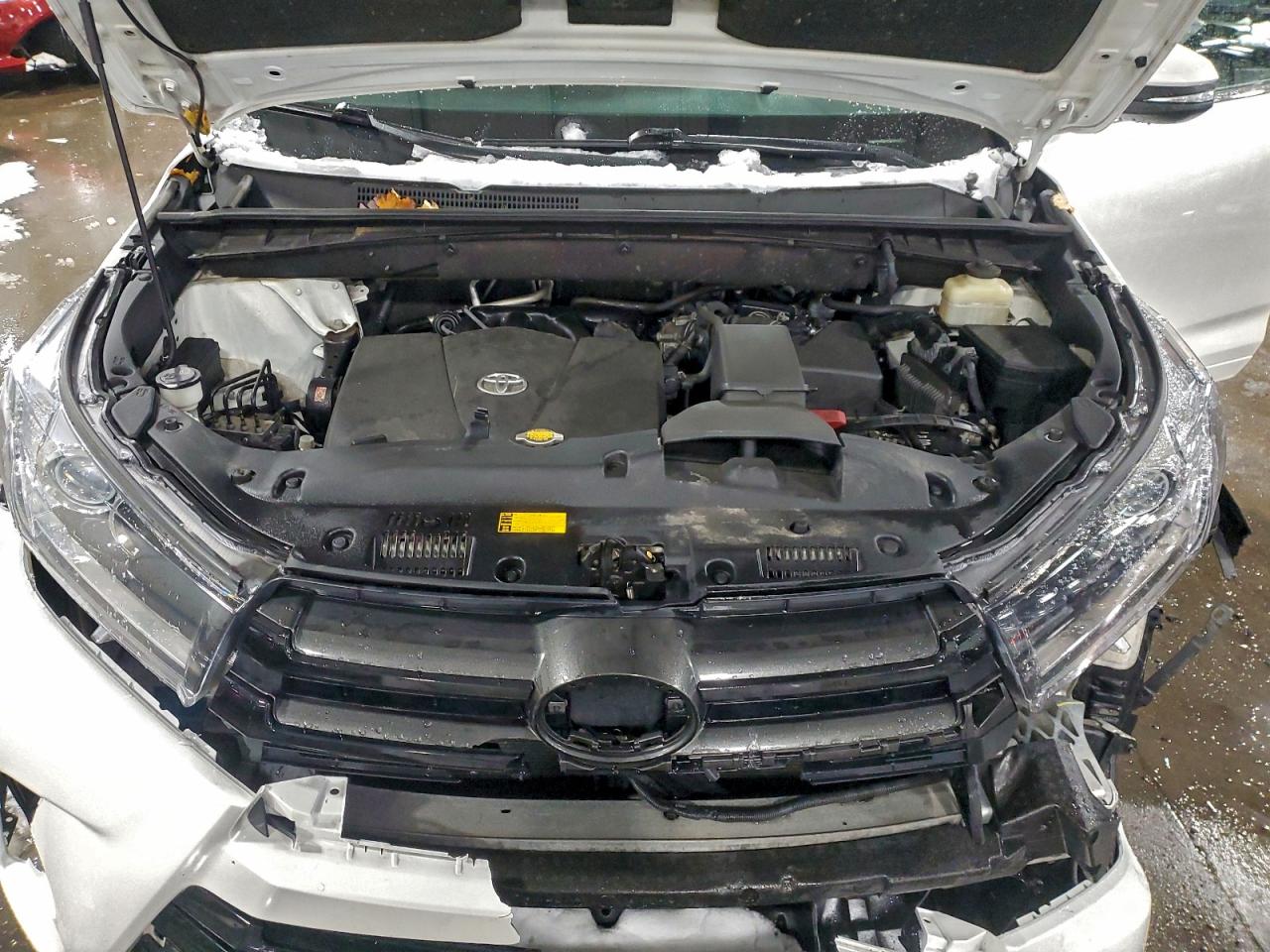 2017 TOYOTA HIGHLANDER SE photo 12