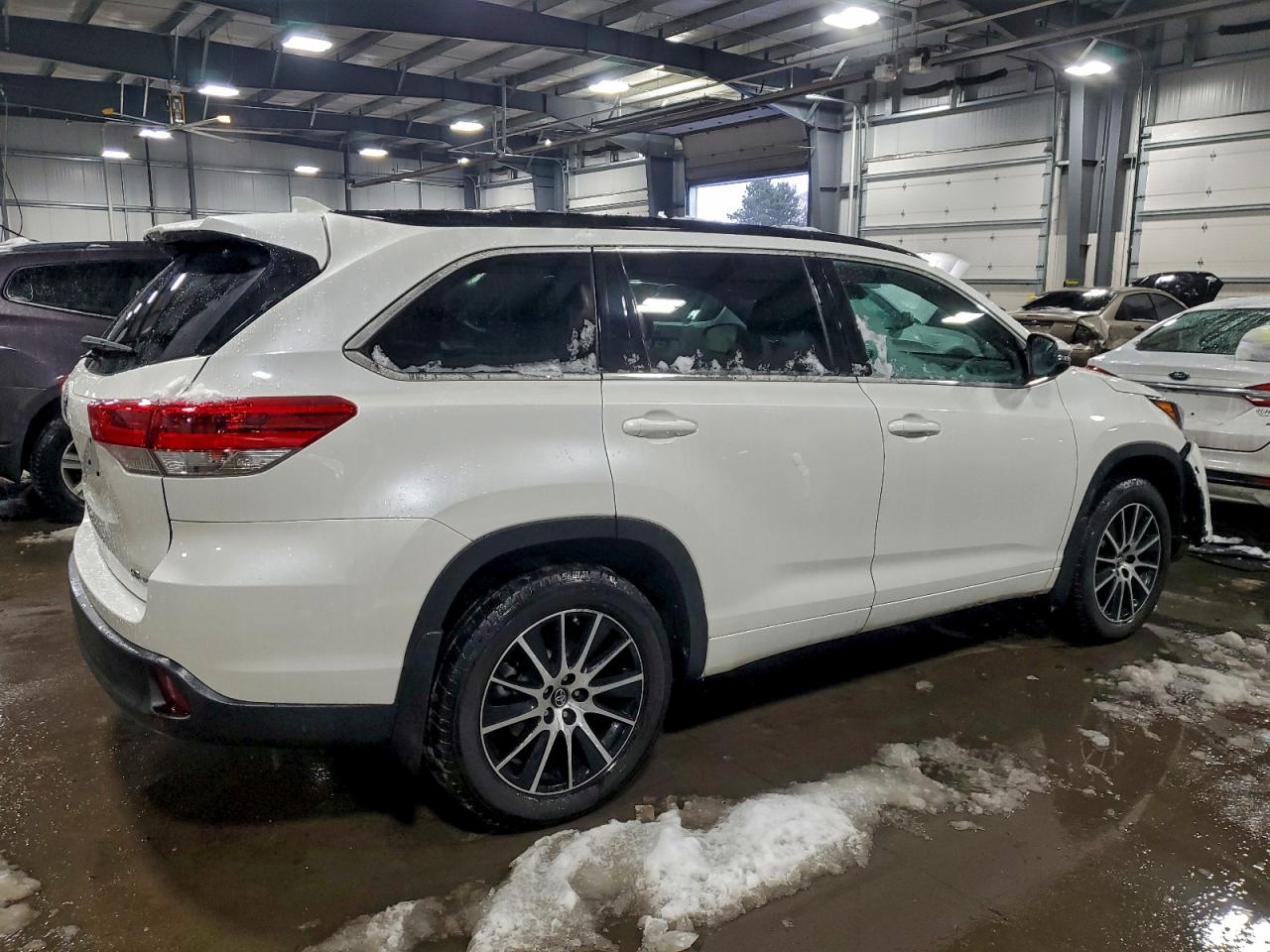 2017 TOYOTA HIGHLANDER SE photo 3