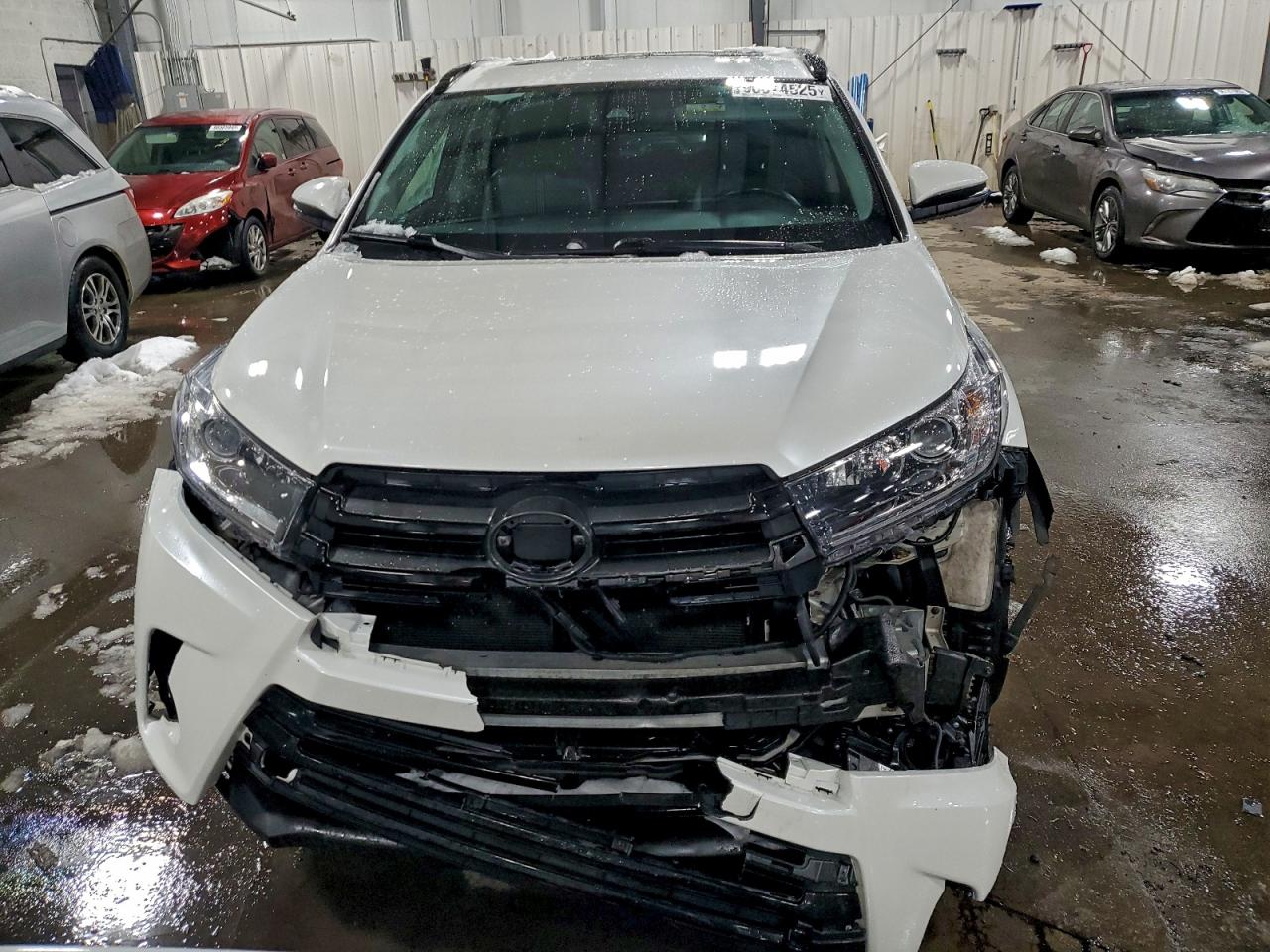 2017 TOYOTA HIGHLANDER SE photo 5