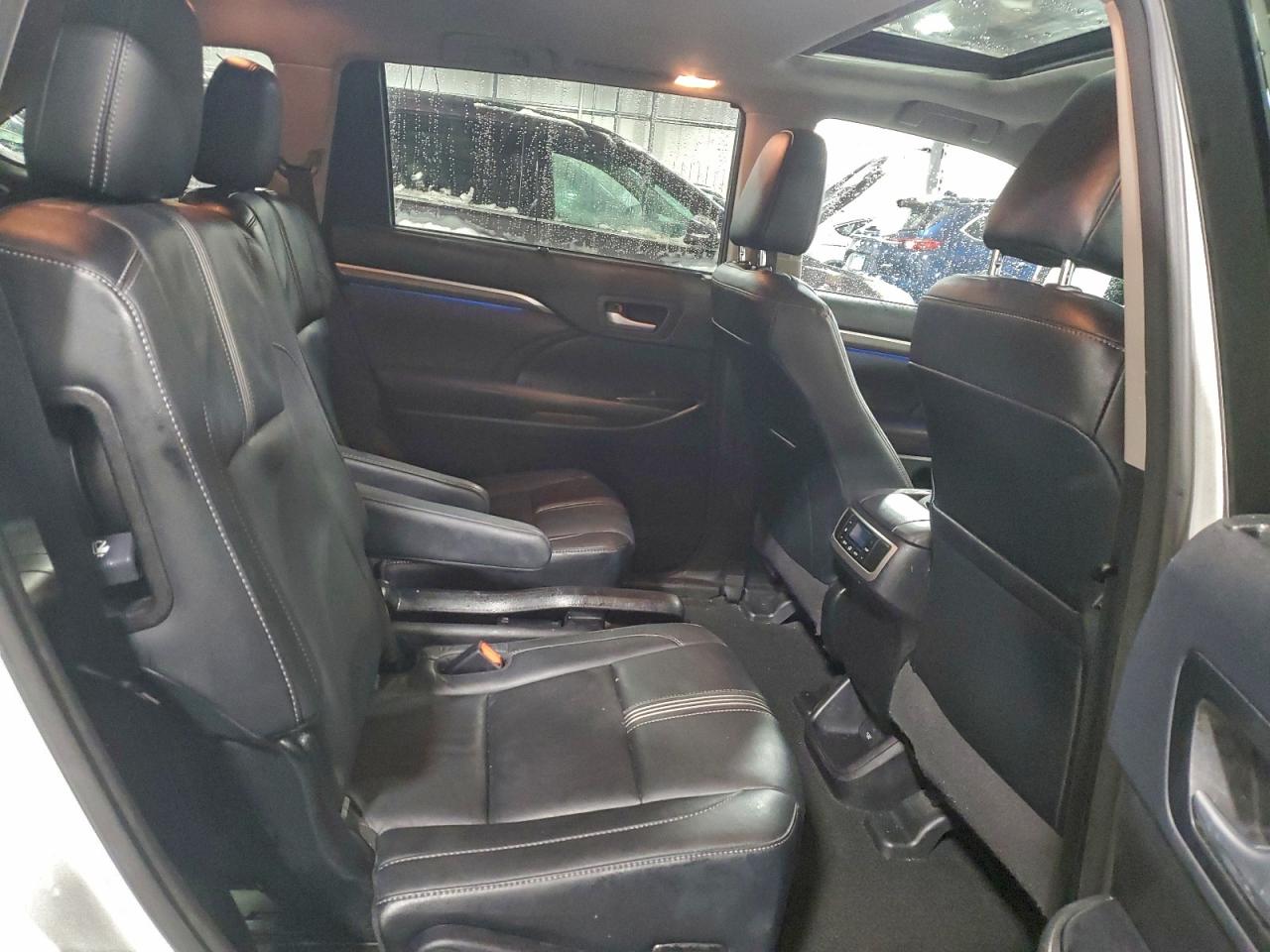 2017 TOYOTA HIGHLANDER SE photo 11