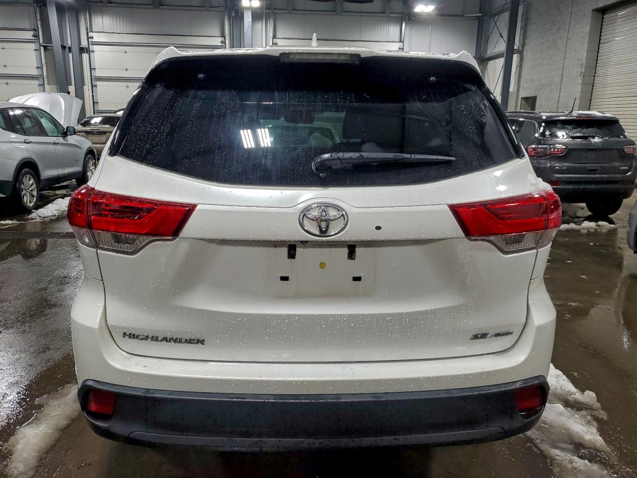 2017 TOYOTA HIGHLANDER SE photo 6