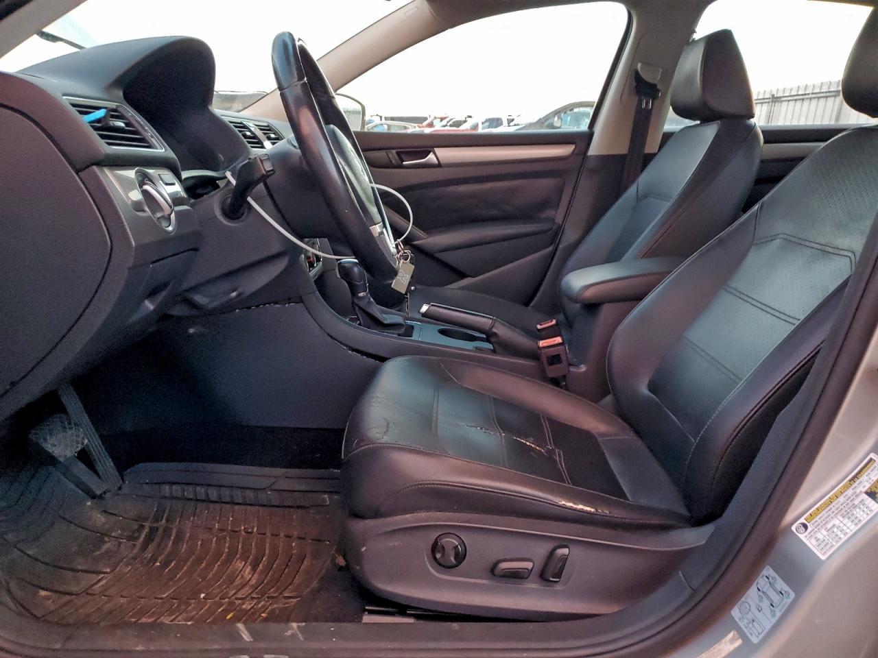 2014 VOLKSWAGEN PASSAT S photo 19