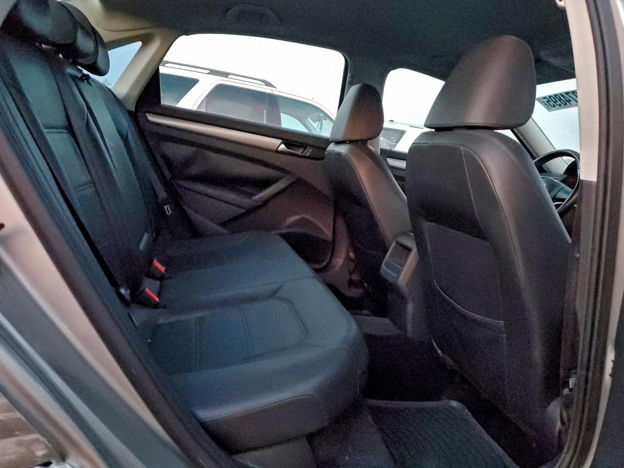 2014 VOLKSWAGEN PASSAT S photo 28
