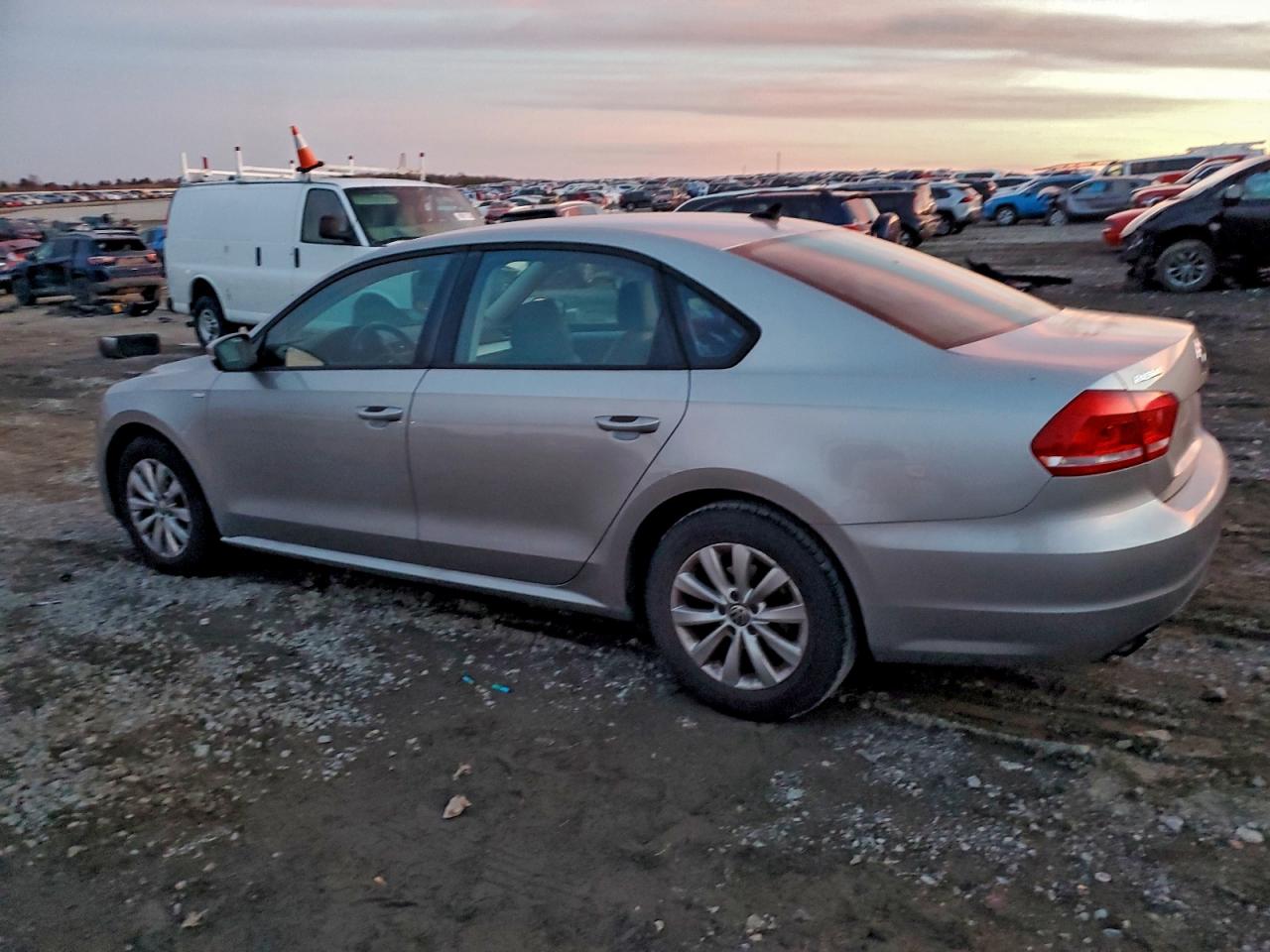 2014 VOLKSWAGEN PASSAT S photo 4