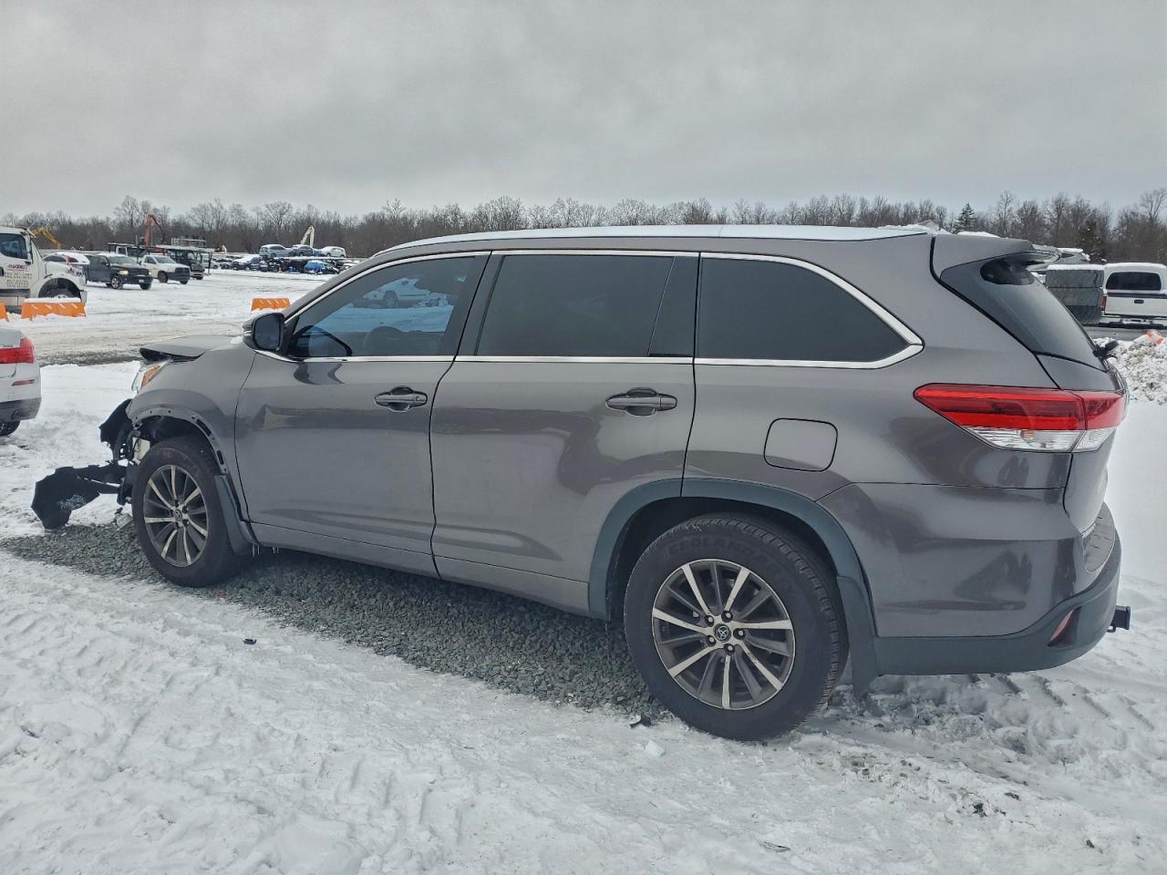 2018 TOYOTA HIGHLANDER SE photo 2