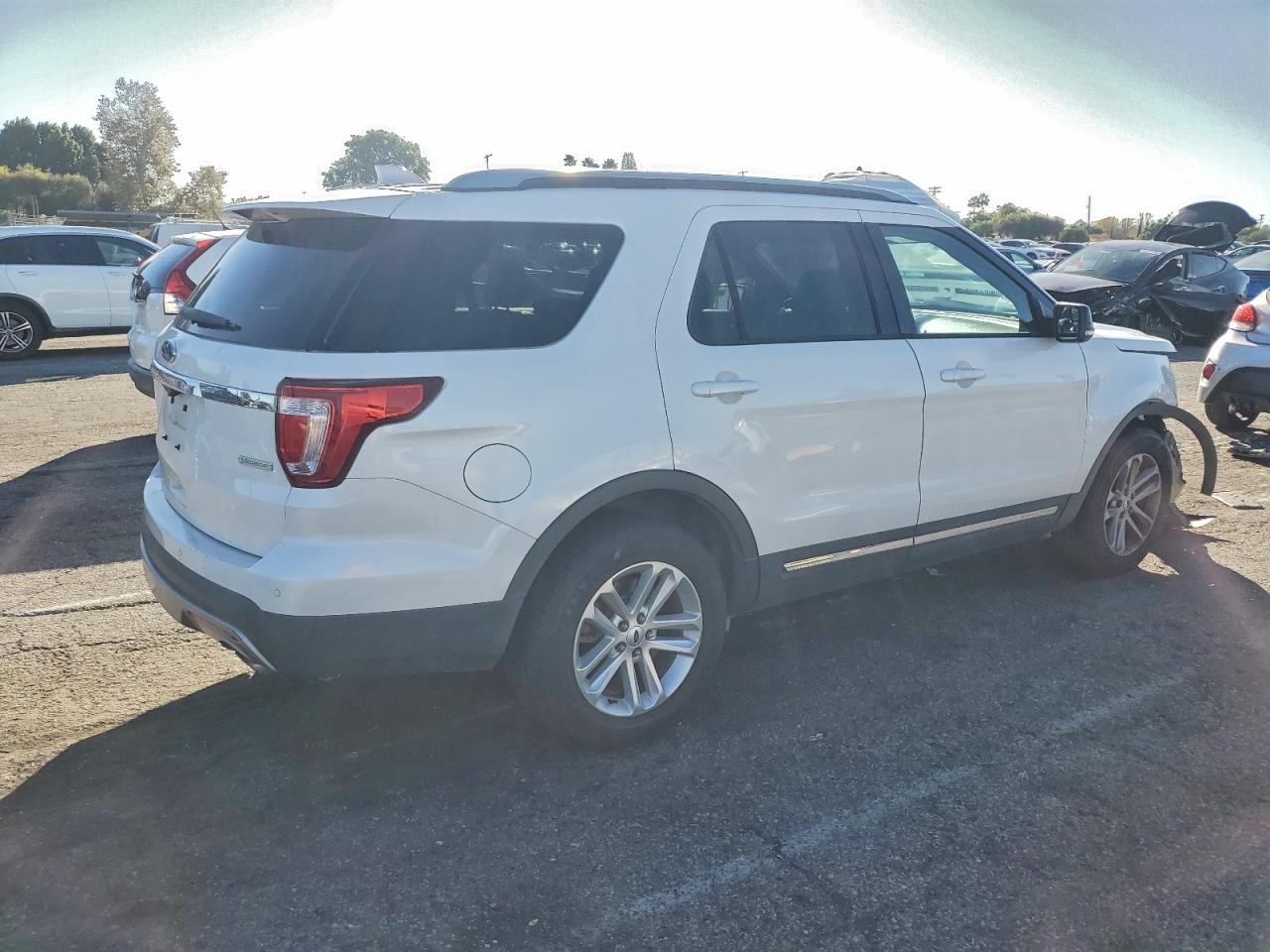 2016 FORD EXPLORER XLT photo 3