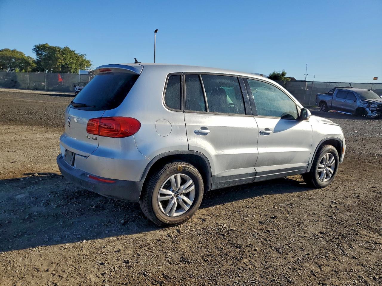 2013 VOLKSWAGEN TIGUAN S photo 5