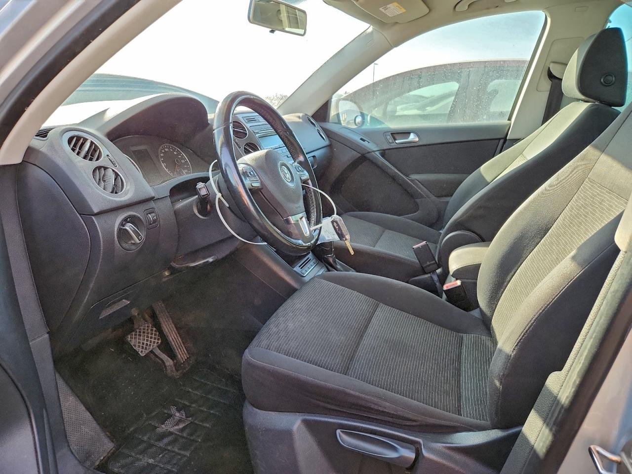 2013 VOLKSWAGEN TIGUAN S photo 13