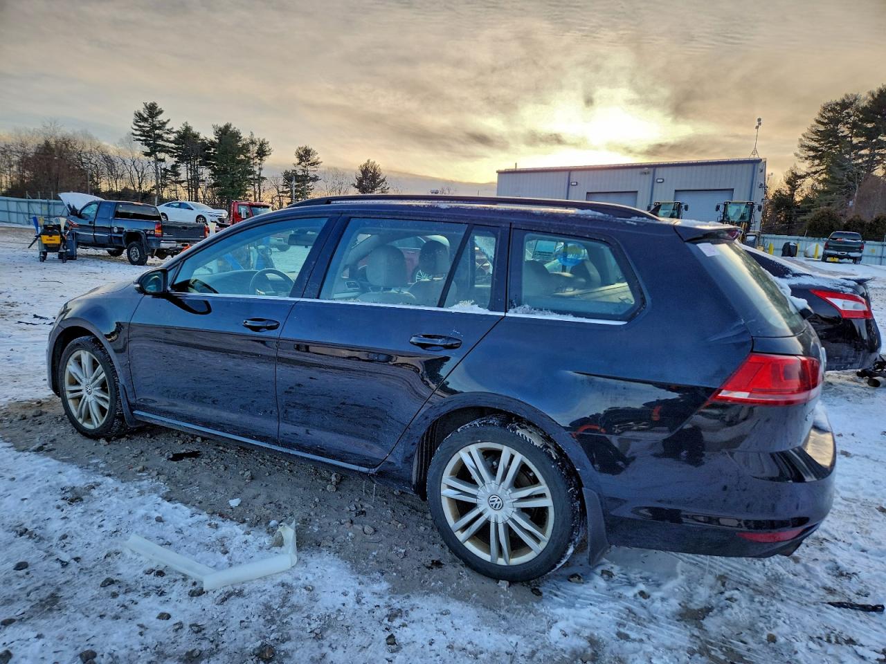 2015 VOLKSWAGEN GOLF SPORTWAGEN TDI S photo 2