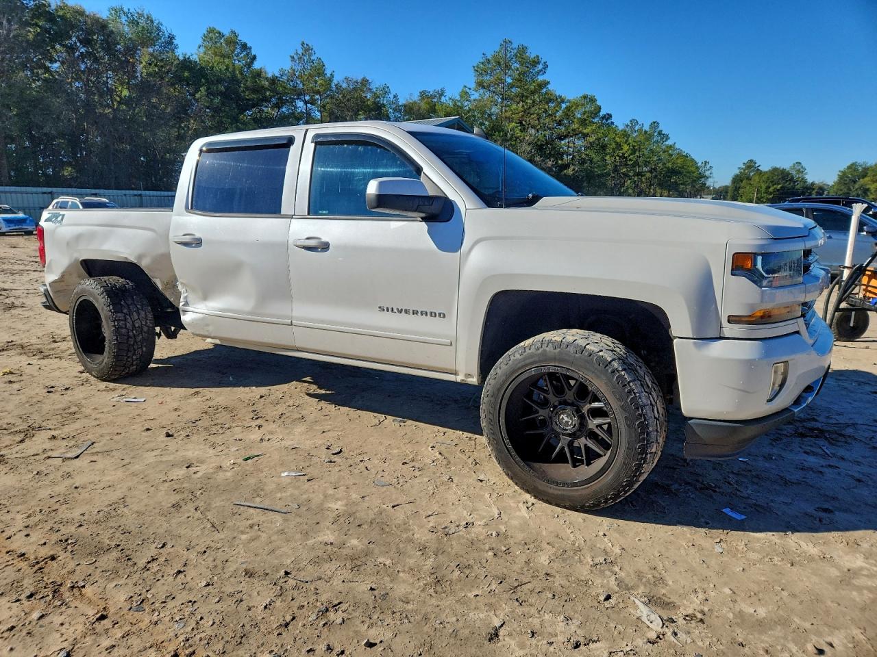 2017 CHEVROLET SILVERADO K1500 LT photo 4