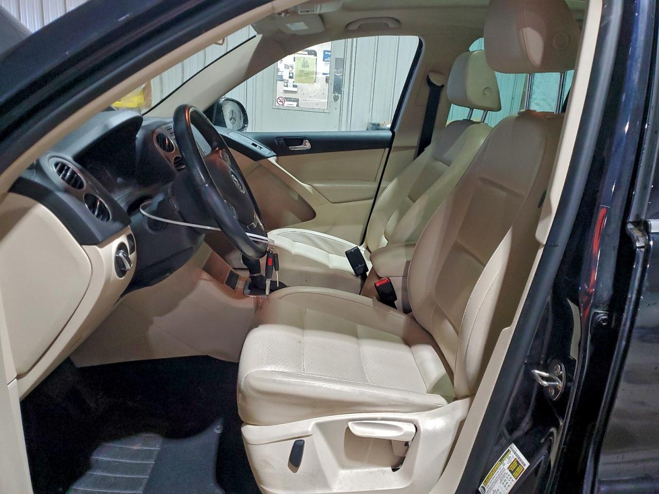 2011 VOLKSWAGEN TIGUAN S photo 7