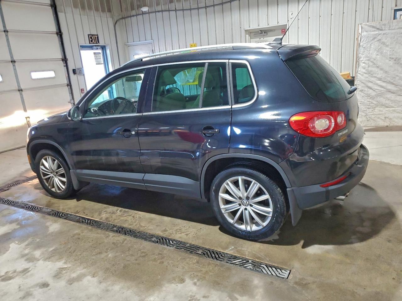 2011 VOLKSWAGEN TIGUAN S photo 2