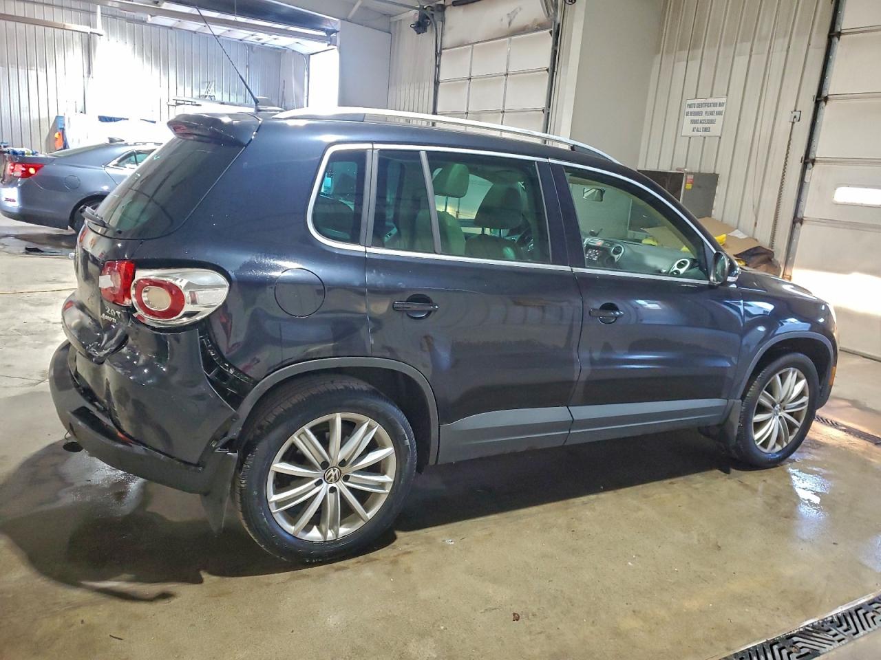 2011 VOLKSWAGEN TIGUAN S photo 3