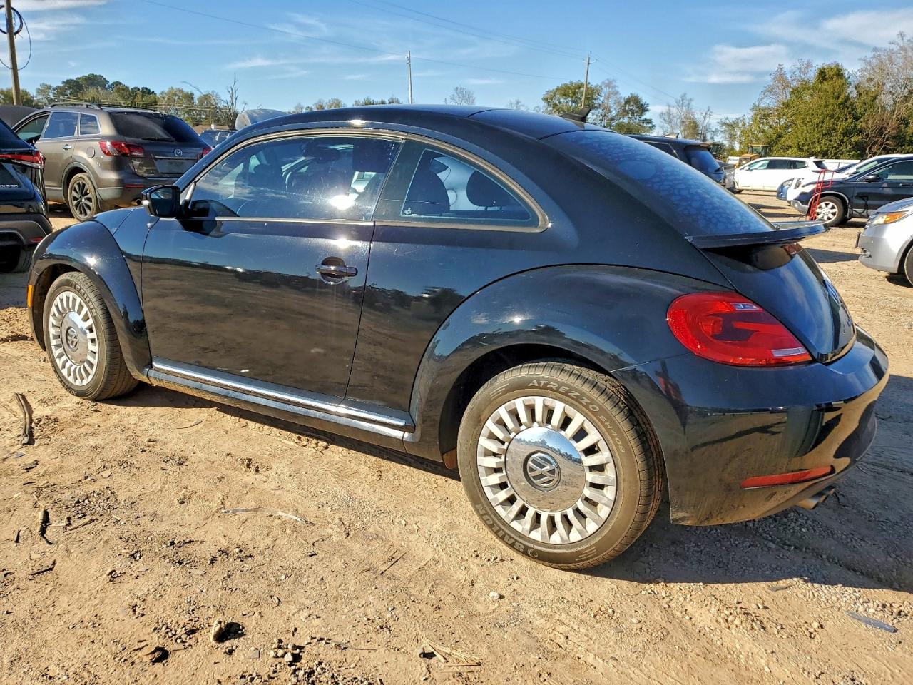 2016 VOLKSWAGEN BEETLE SE photo 2