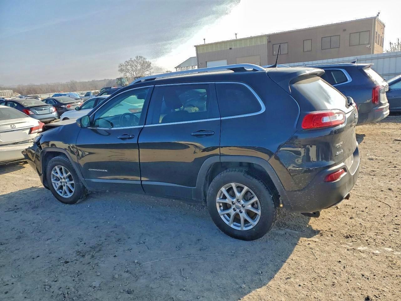 2016 JEEP CHEROKEE LATITUDE photo 2