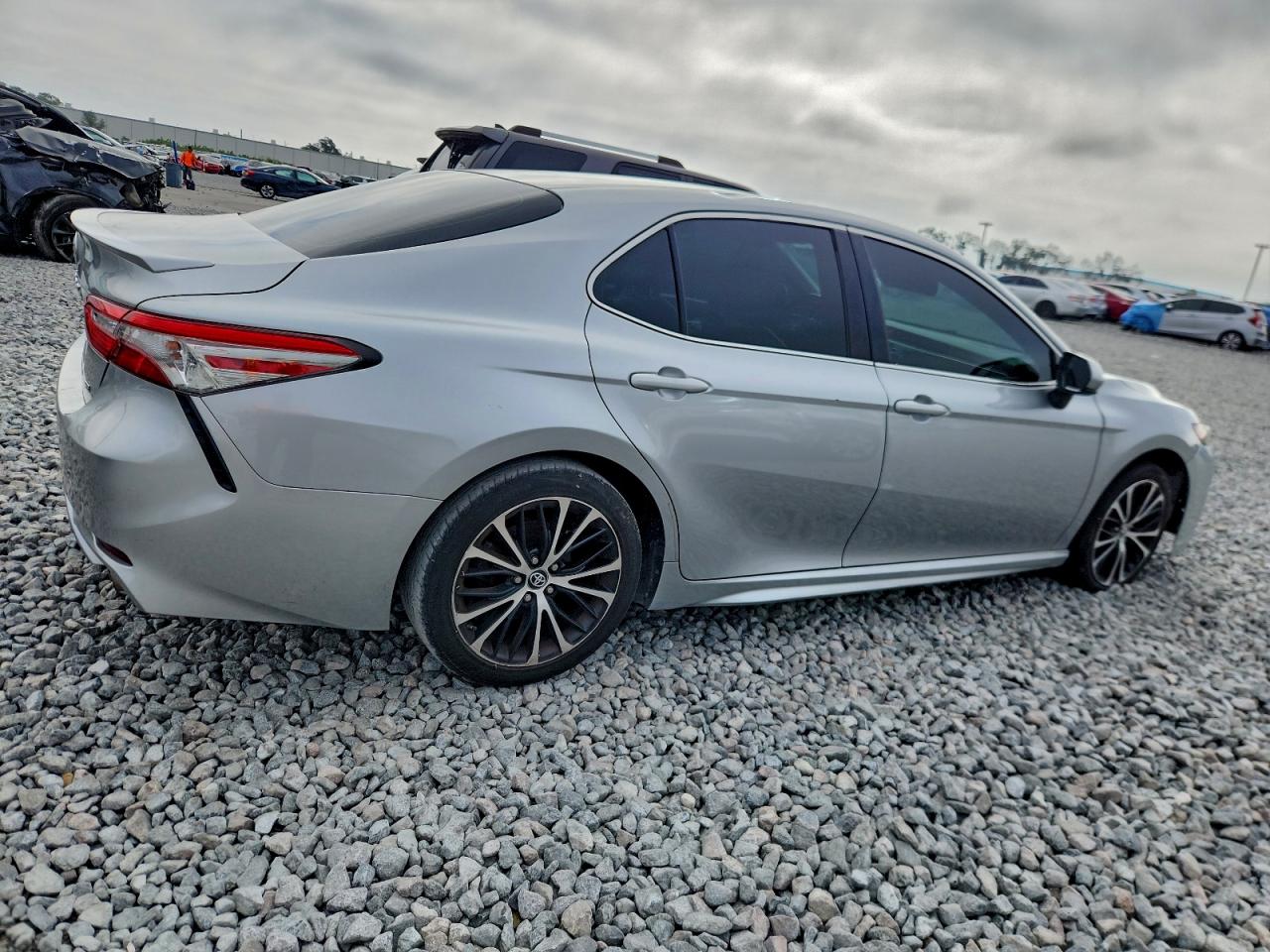 2018 TOYOTA CAMRY L photo 3