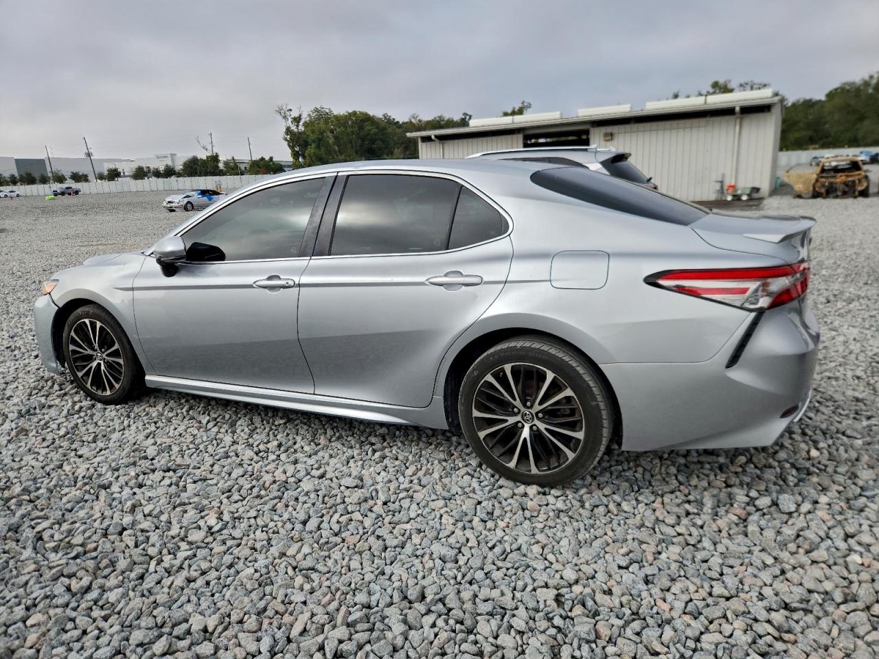 2018 TOYOTA CAMRY L photo 2