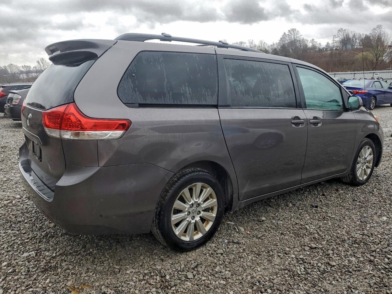 2014 TOYOTA SIENNA LE photo 3