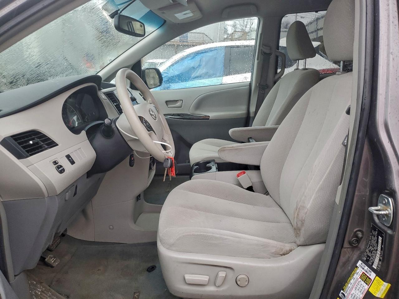 2014 TOYOTA SIENNA LE photo 7