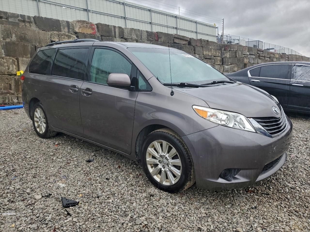 2014 TOYOTA SIENNA LE photo 4