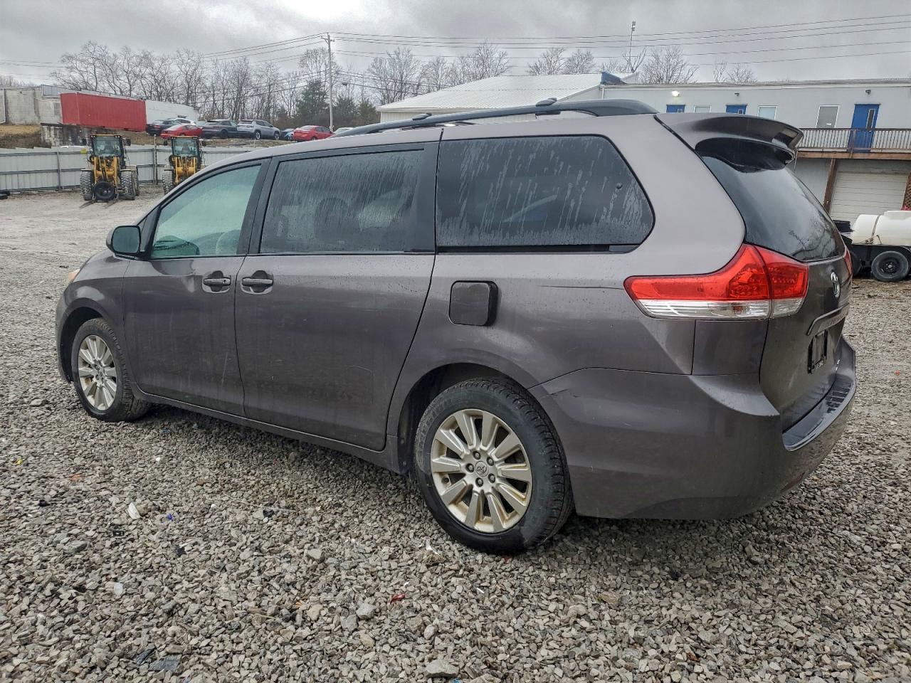 2014 TOYOTA SIENNA LE photo 2
