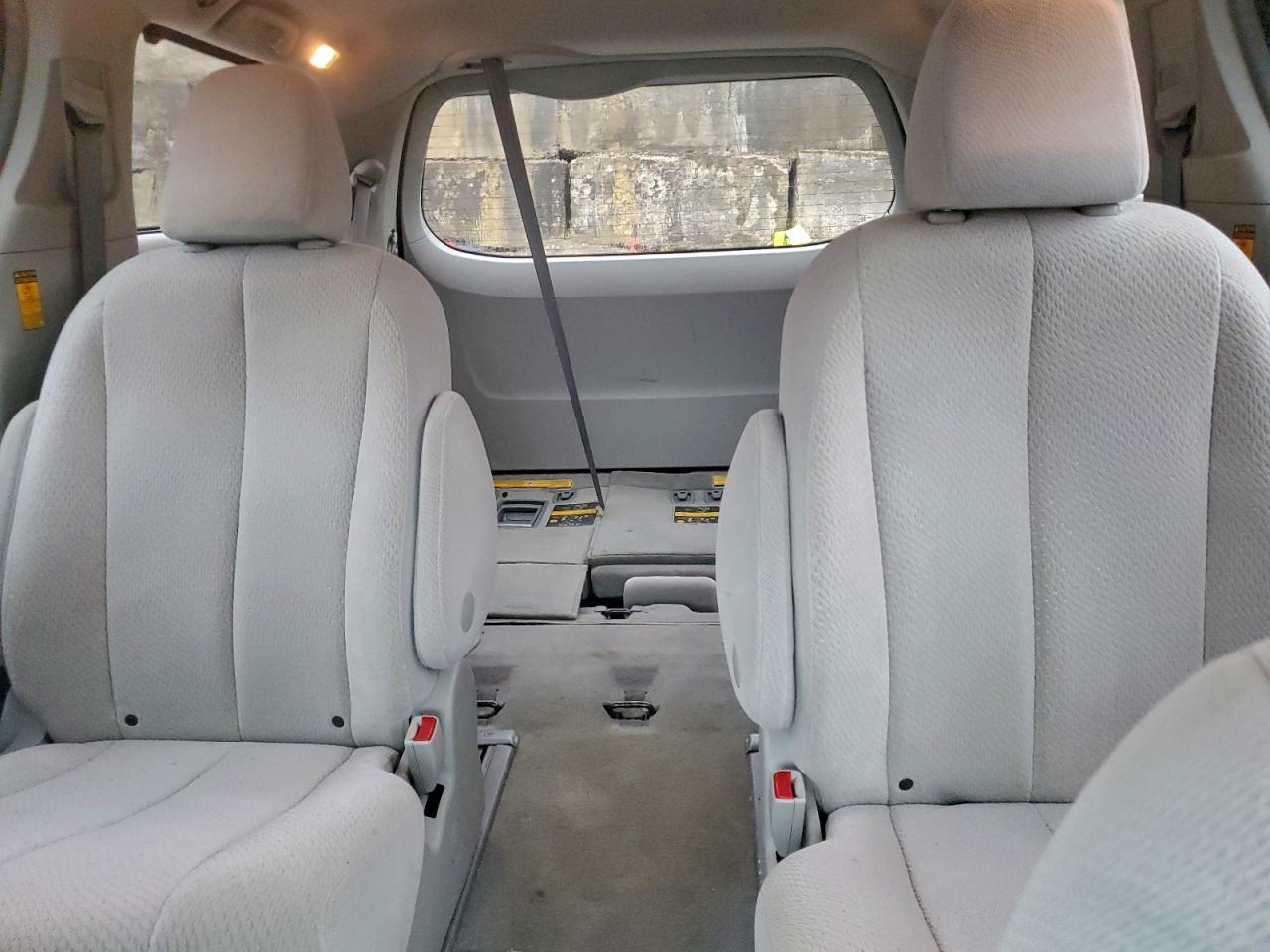 2014 TOYOTA SIENNA LE photo 10