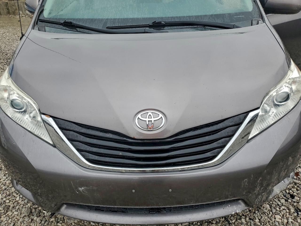 2014 TOYOTA SIENNA LE photo 12