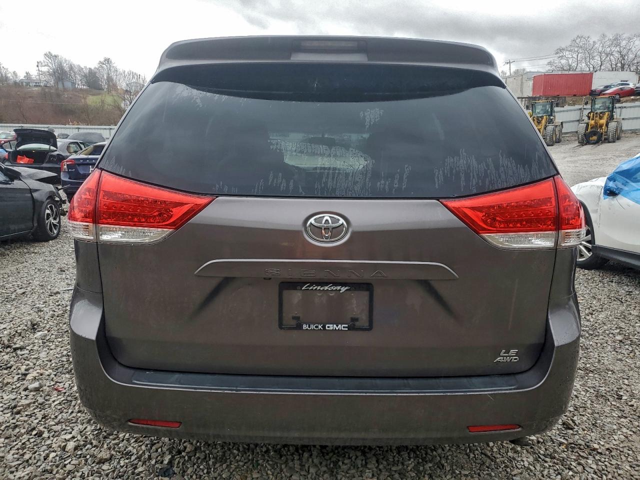 2014 TOYOTA SIENNA LE photo 6