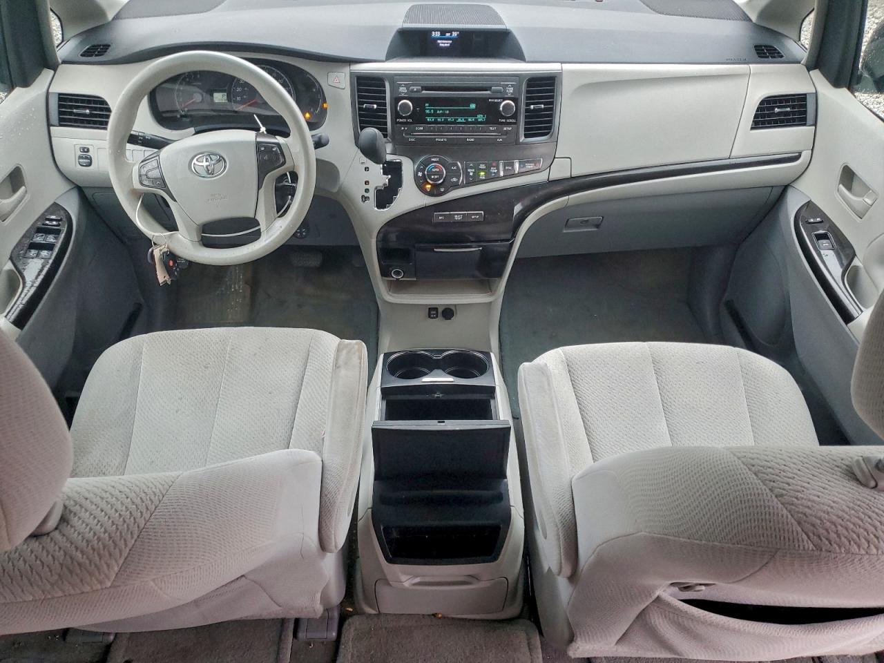 2014 TOYOTA SIENNA LE photo 8