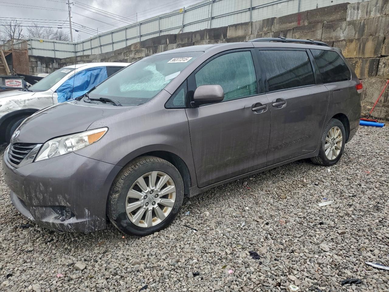 2014 TOYOTA SIENNA