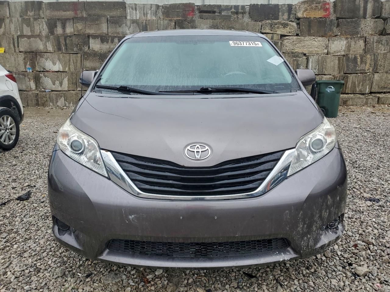 2014 TOYOTA SIENNA LE photo 5
