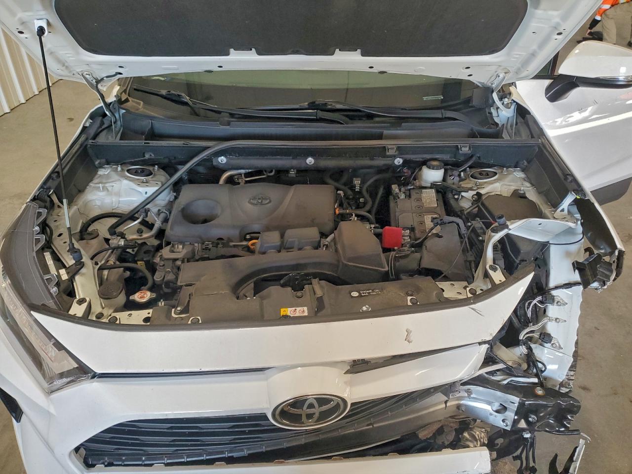 2024 TOYOTA RAV4 XLE photo 12
