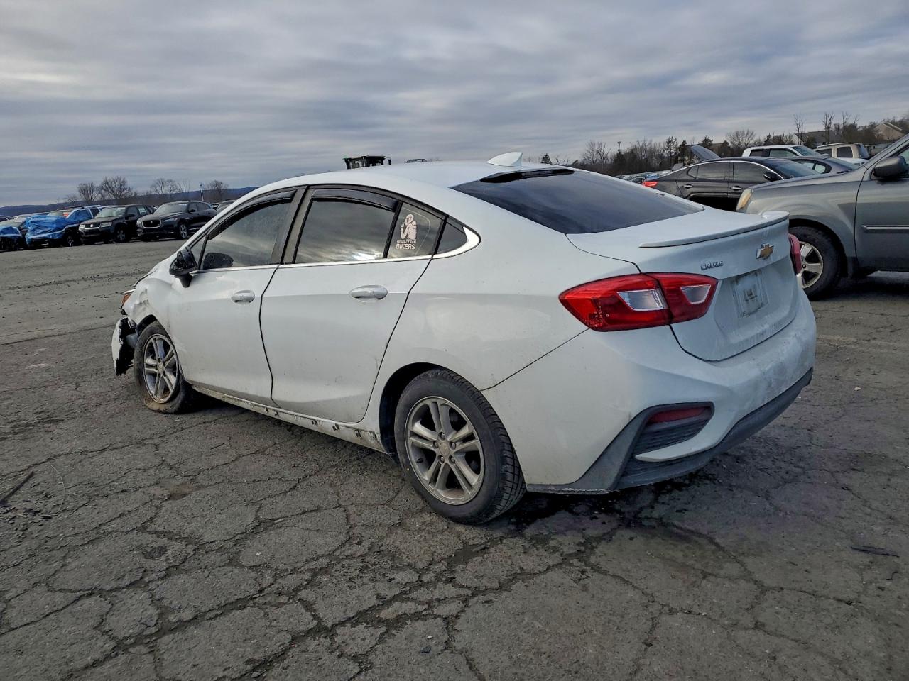 2016 CHEVROLET CRUZE LT photo 2