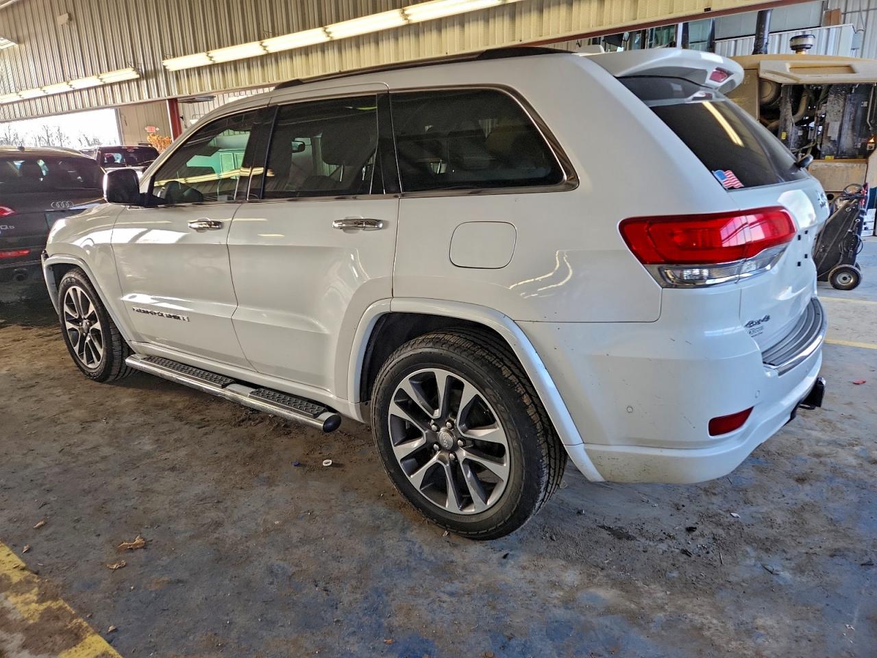 2018 JEEP GRAND CHEROKEE OVERLAND photo 2