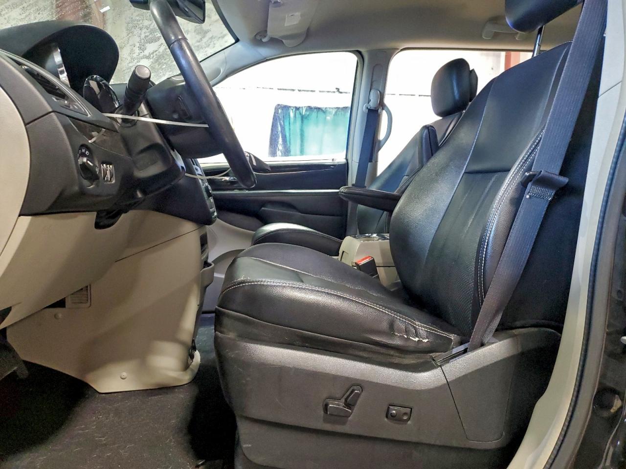 2015 CHRYSLER TOWN & COUNTRY TOURING L photo 7