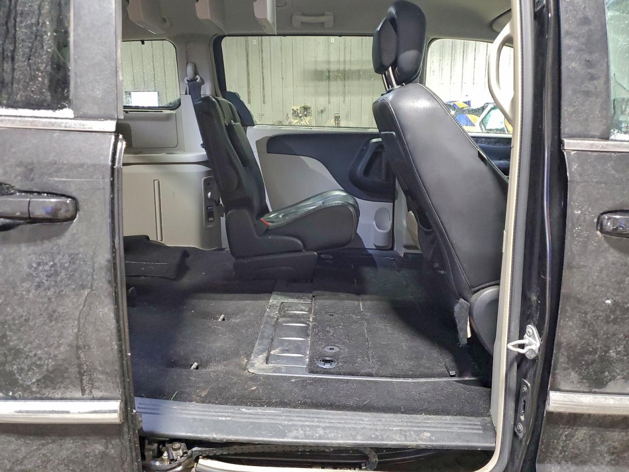 2015 CHRYSLER TOWN & COUNTRY TOURING L photo 11