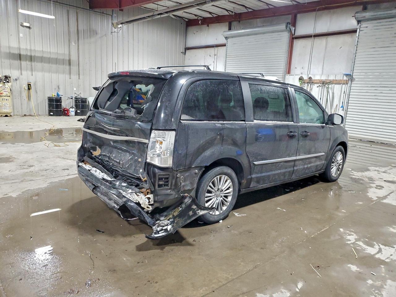 2015 CHRYSLER TOWN & COUNTRY TOURING L photo 3