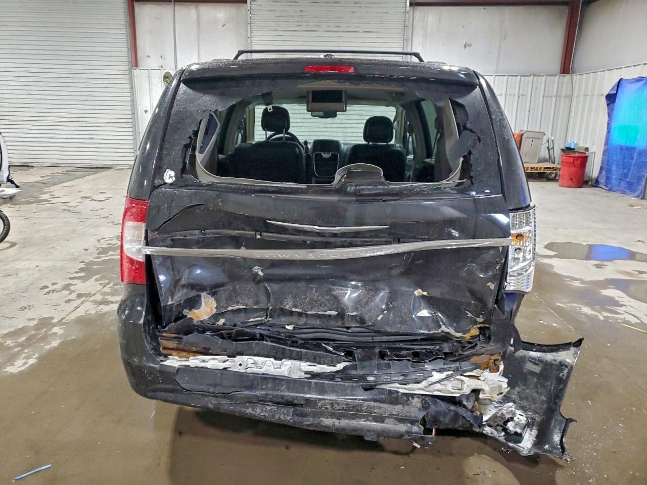 2015 CHRYSLER TOWN & COUNTRY TOURING L photo 6