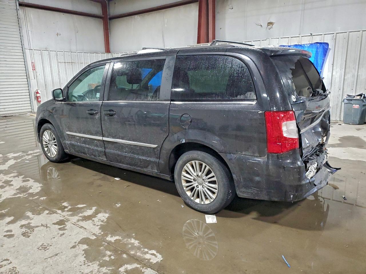 2015 CHRYSLER TOWN & COUNTRY TOURING L photo 2