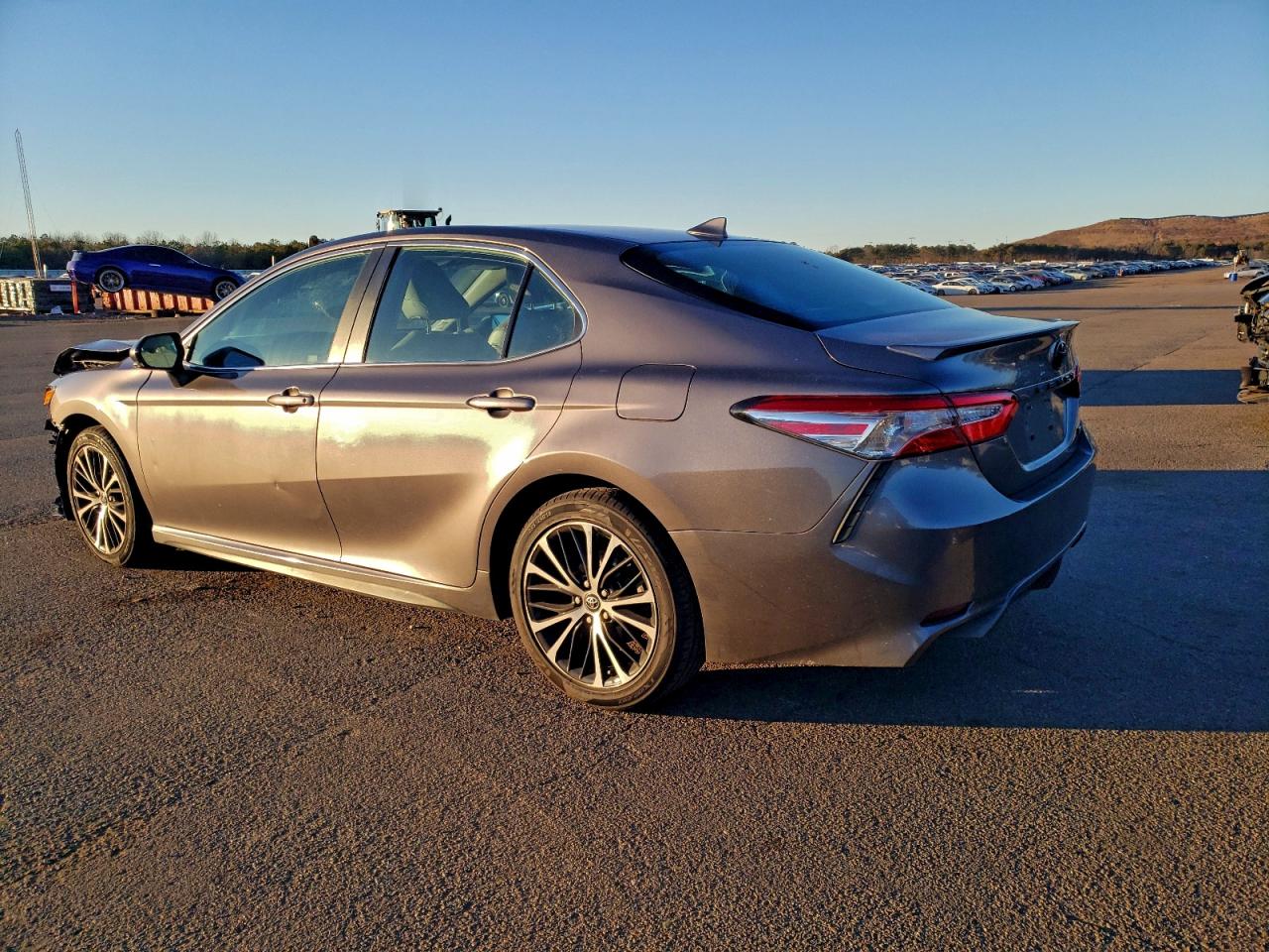 2020 TOYOTA CAMRY SE photo 2