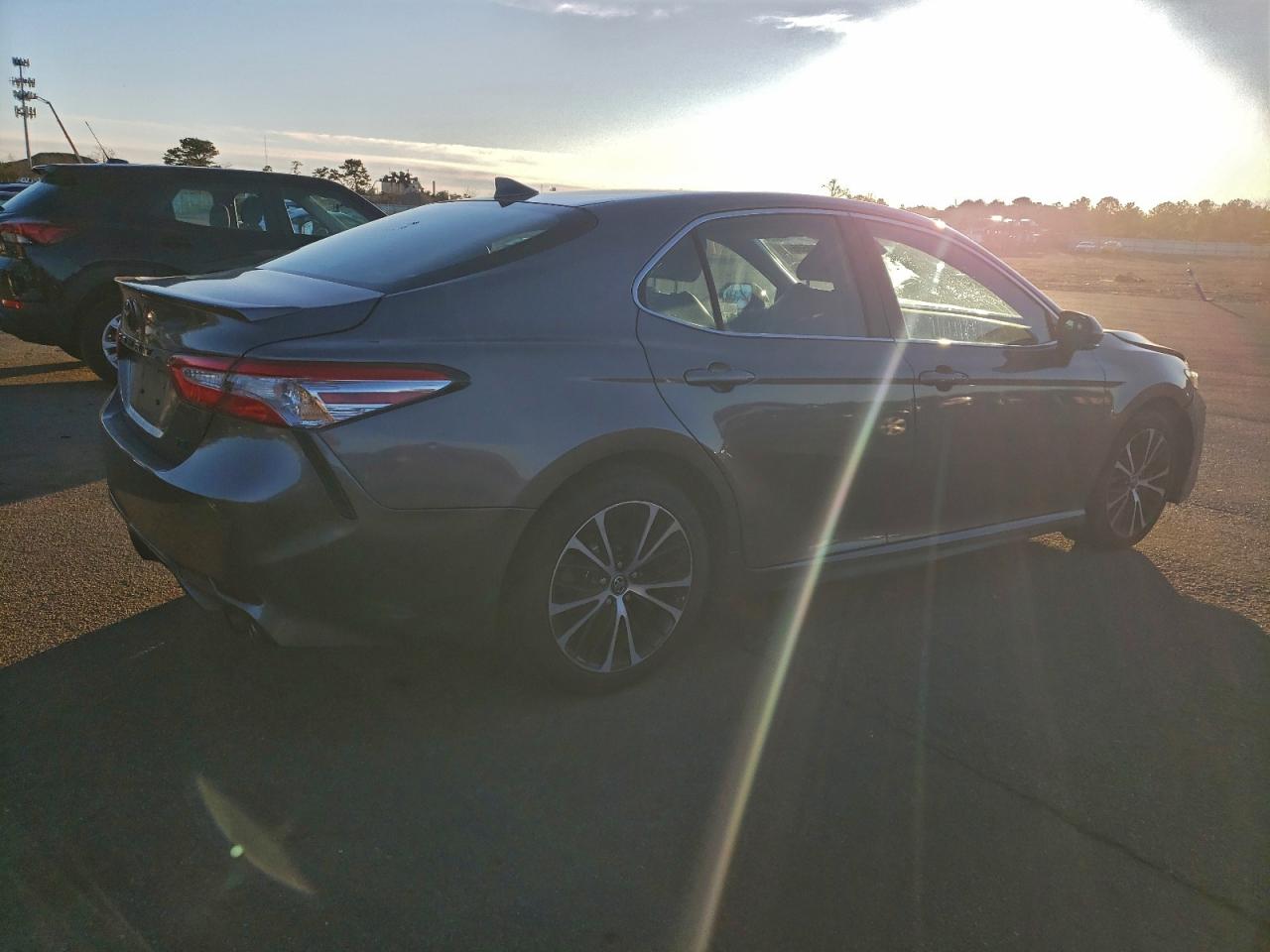 2020 TOYOTA CAMRY SE photo 3