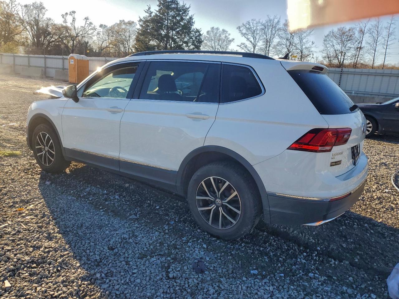 2021 VOLKSWAGEN TIGUAN SE photo 2