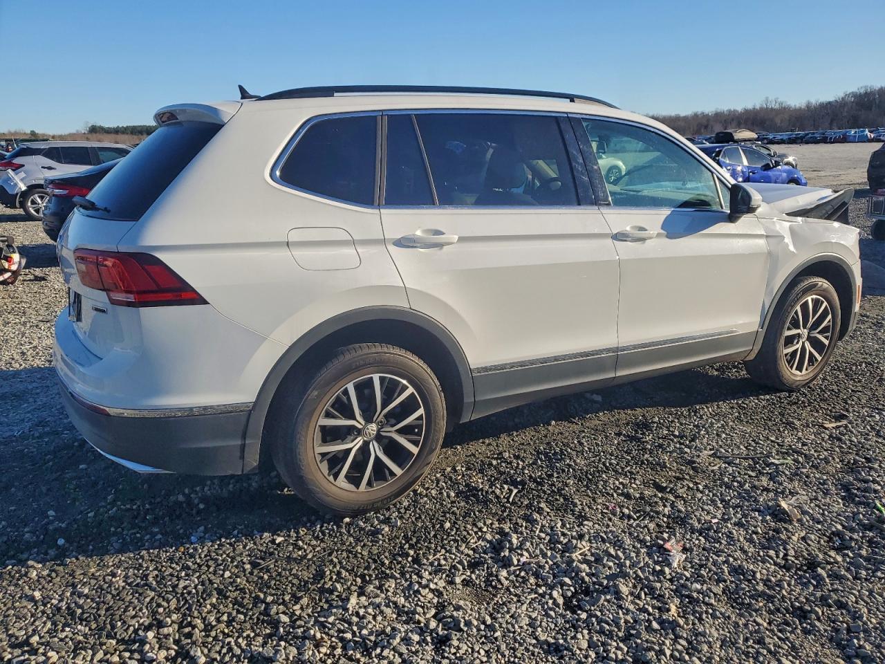 2021 VOLKSWAGEN TIGUAN SE photo 3