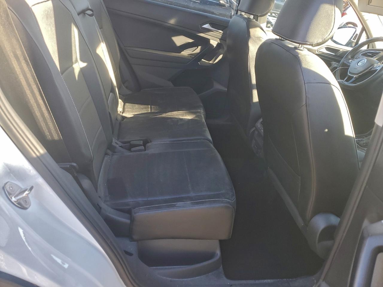 2021 VOLKSWAGEN TIGUAN SE photo 10
