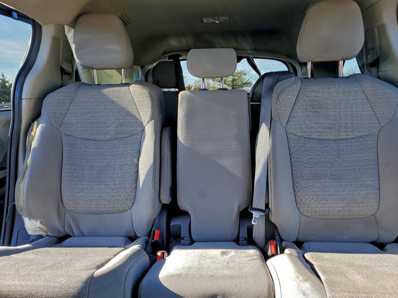 2021 TOYOTA SIENNA LE photo 10