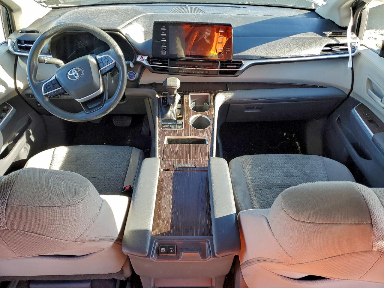 2021 TOYOTA SIENNA LE photo 8