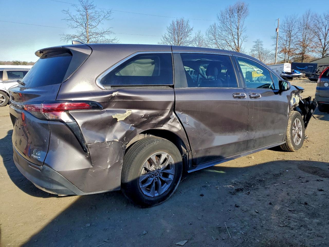 2021 TOYOTA SIENNA LE photo 3