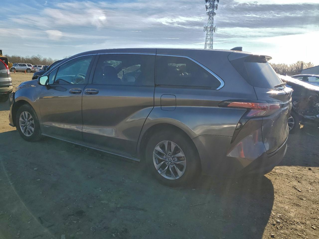 2021 TOYOTA SIENNA LE photo 2