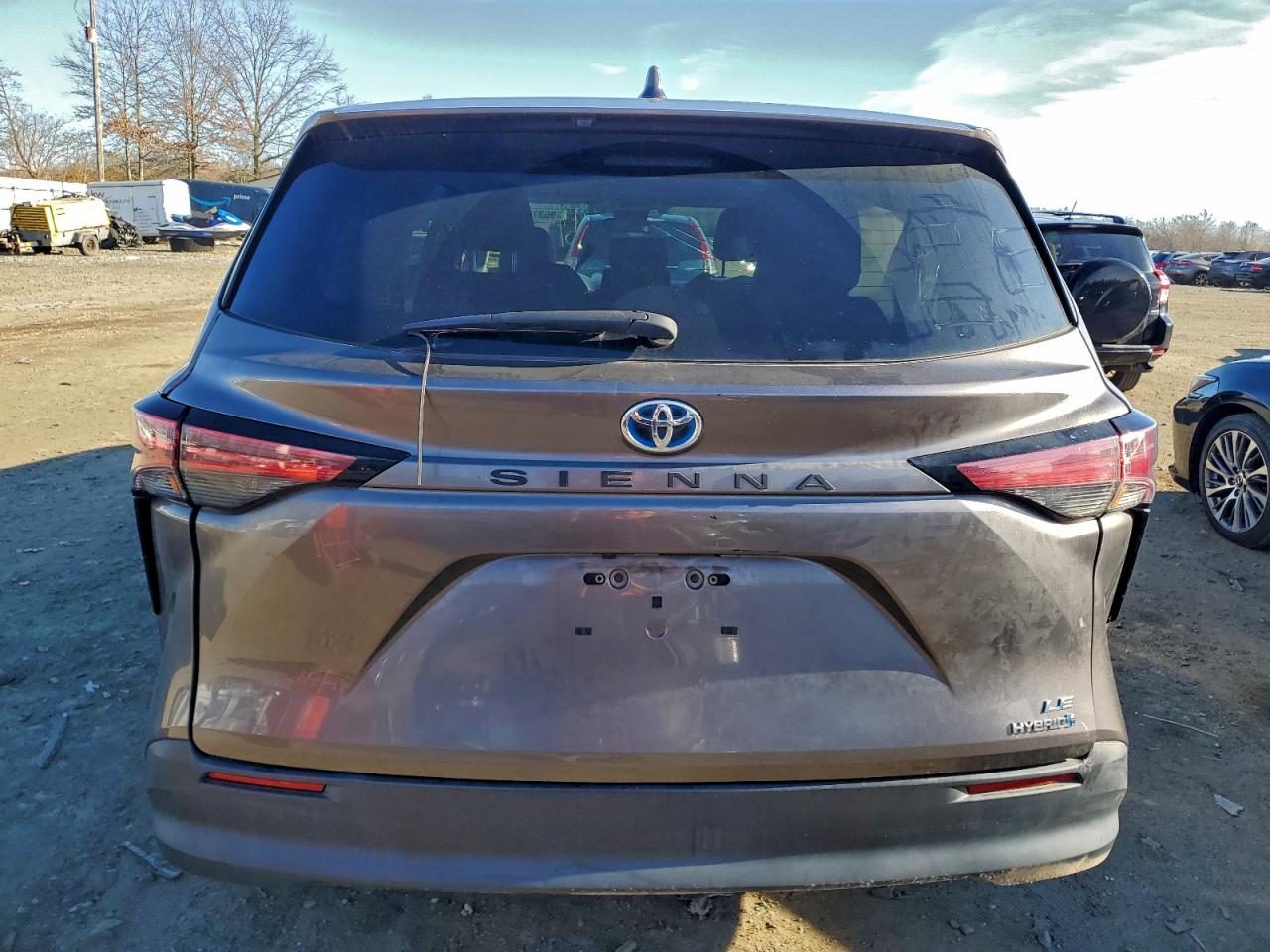 2021 TOYOTA SIENNA LE photo 6